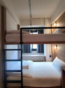 Postel nebo postele na pokoji v ubytování N5 Ratchawong Hostel