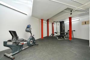 um ginásio com 2 passadeiras e máquinas de cardio numa sala em Modern Two Bedroom Apartment - Central Peterborough em Peterborough
