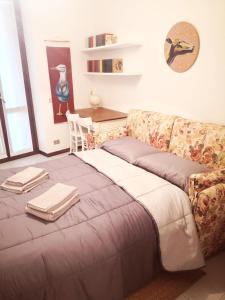 a living room with a couch and a table at Residenza Esse in Angera