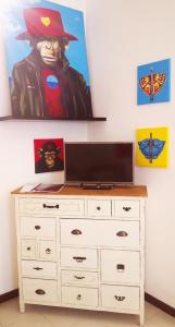 a painting of a man in a hat on a dresser at Residenza Esse in Angera