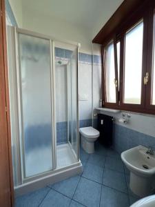 uma casa de banho com um chuveiro, um WC e um lavatório. em Casa Cialde- Juventus stadium-Reggia di Venaria em Turim