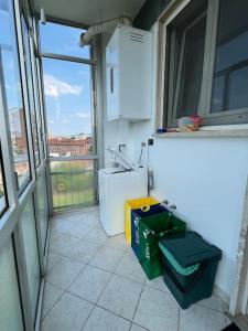 uma cozinha com um lavatório e um frigorífico em Casa Cialde- Juventus stadium-Reggia di Venaria em Turim