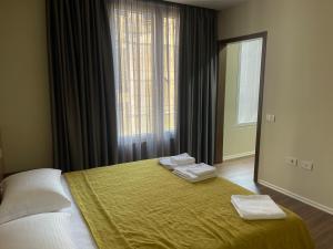 - une chambre avec un lit et 2 serviettes dans l'établissement Ale Investa Hospitality, à Tirana