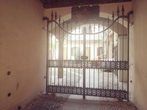 una puerta de hierro frente a un edificio en Residenza Esse, en Angera