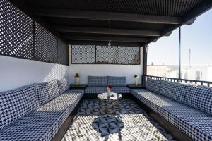 une chambre avec bancs bleus et table dans l'établissement The Grand Riad and Spa, à Marrakech