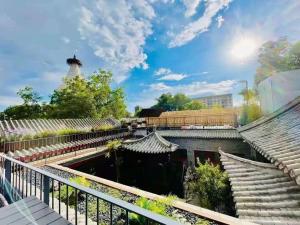 a view of a garden with a temple in the background at 北京悦明元星空白塔景观四合院民宿 in Beijing