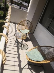 twee stoelen op de veranda van een huis bij Beach Resort - Casa Vostra - Saint Julien Centre/Gare in Saint-Julien-en-Genevois