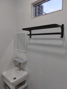 クアラ・トレンガヌにあるAfeeya The Roomstayのバスルーム(洗面台、壁掛け鏡付)