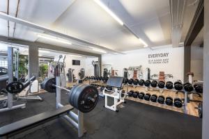 ein Fitnessstudio mit vielen Gewichten und Geräten in der Unterkunft Apartment Gitti Obermoser in Radstadt
