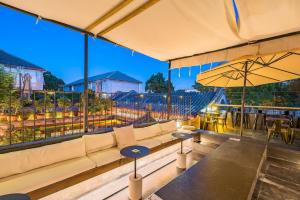 a living room with a couch and an umbrella at 北京悦明元星空白塔景观四合院民宿 in Beijing