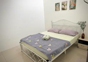 Postel nebo postele na pokoji v ubytování Modern Style Home, Pekan WIFI Netflix