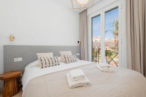 Posteľ alebo postele v izbe v ubytovaní Holiday House next to the beach in Las Dunas, Bahía de Marbella + 37 fotografií