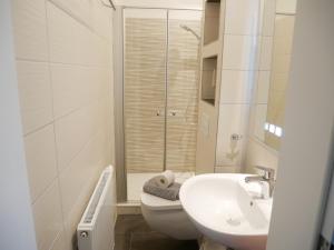 Ein Badezimmer in der Unterkunft Haus Roland- Whg 23 mit Schwimmbad und Sauna