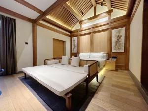 a bedroom with a large white bed in a room at 北京悦明元星空白塔景观四合院民宿 in Beijing
