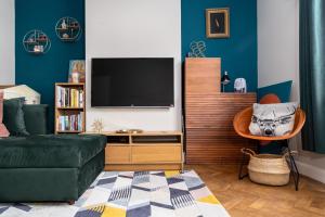 uma sala de estar com um sofá e uma televisão em Central London 1 BR Apt in Vauxhall near Big Ben em Londres