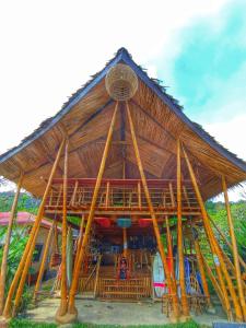 エルニドにあるSurf and Skate Duli El Nido By Kiteclub Palawanの屋根付きの大きな木造建築