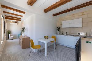 Una cocina con una mesa y sillas en una habitación. en The Glen Residences, en Senglea