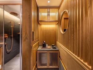 a hallway with wood paneled walls and a small table at 北京悦明元星空白塔景观四合院民宿 in Beijing