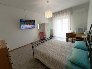 a bedroom with a bed and a tv on the wall at Domus Stadio in Pescara