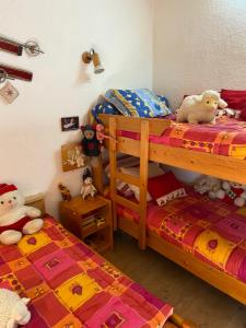 a bedroom with two bunk beds and stuffed animals at BEL APPARTEMENT MONTAGNE AVEC VUE in Orcières