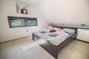 1 dormitorio con 1 cama en una habitación en Holiday Home Aleks, en Lendava