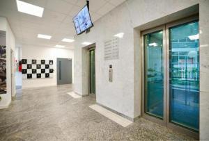 a hallway in a building with a tv on the wall at Large 2 Bedroom Apartment - Central Peterborough in Peterborough