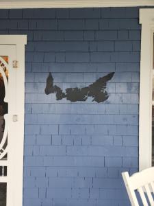 un agujero en una pared de ladrillo azul en The Home Place Inn en Kensington