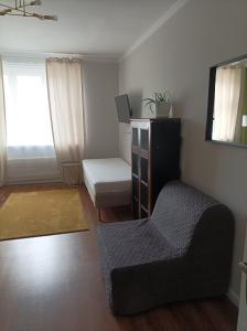 ein Wohnzimmer mit einem Sofa und einem Stuhl in der Unterkunft Compact Apartment Sleeps 6 + Great Location in Prag