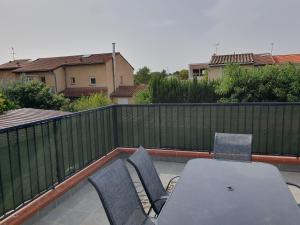 d'une table et de chaises sur un balcon avec une clôture. dans l'établissement T3 Duplex tout confort, à Toulouse