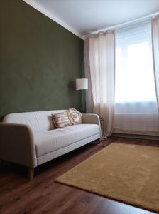 ein Wohnzimmer mit einem weißen Sofa und einem Fenster in der Unterkunft Compact Apartment Sleeps 6 + Great Location in Prag