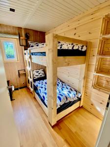 a bedroom with two bunk beds in a cabin at Au Chalet du Lac in Bullange