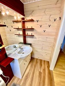 ein Bad mit einem Waschbecken und einem Spiegel in der Unterkunft Au Chalet du Lac in Büllingen