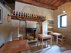 門德里西奧的住宿－Bed and Breakfast Chiarina，一间带壁炉的用餐室,配有葡萄酒瓶