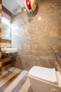 uma casa de banho com um WC e um lavatório em HOTEL SIVAS em Perambalūr