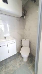 a bathroom with a white toilet and a sink at Appartement Hypercentre 203 + WIFI +INDEPENDANT+TOILETTE CUISINE SALLE DE BAIN PRIVATIVE in Valenciennes