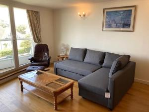 sala de estar con sofá y mesa de centro en BOURNECOAST: Stunning apartment on clifftop-FM4967, en Southbourne