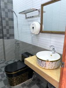 y baño con lavabo y aseo. en Khách Sạn An Bình en Phước Lộc Xã