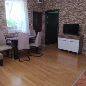 ソゾポルにあるAparment Kameliaのリビングルーム(テレビ、テーブル、椅子付)