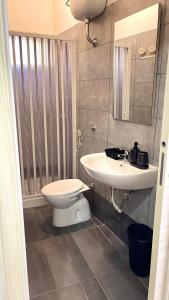 La salle de bains est pourvue de toilettes et d'un lavabo. dans l'établissement House Capodichino, à Naples