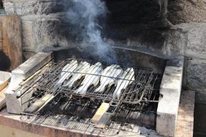 Ein Haufen Hühner, die auf einem Grill kochen in der Unterkunft Grand appartement T4, piscine, vue exceptionnelle à 50 m de la plage in Propriano