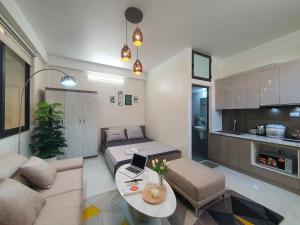 sala de estar con sofá y mesa en Natudo Apartment 59 Phạm Văn Đồng, Hà Nội, en Hanói