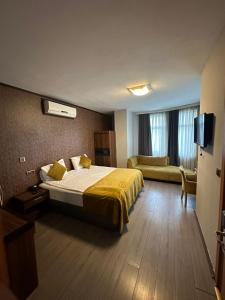 イスタンブールにあるHotel Atabayのベッドとソファ付きのホテルルーム