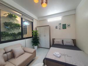 sala de estar con cama y sofá en Natudo Apartment 59 Phạm Văn Đồng, Hà Nội, en Hanói