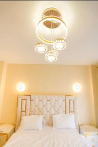 Una cama o camas en una habitación de Sydney Residence, Parklands, Nairobi