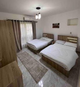 Zimmer mit 2 Betten in einem Zimmer in der Unterkunft Sweet Apartment Madinaty in Madinaty