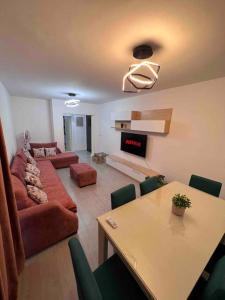 ein Wohnzimmer mit einem Sofa und einem Tisch in der Unterkunft Sweet Apartment Madinaty in Madinaty