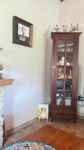sala de estar con armario de madera y chimenea en Evie's House Arakapas, en Arakapas