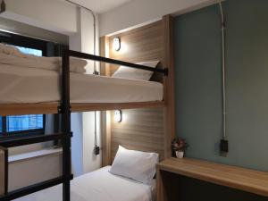 Postel nebo postele na pokoji v ubytování N5 Ratchawong Hostel