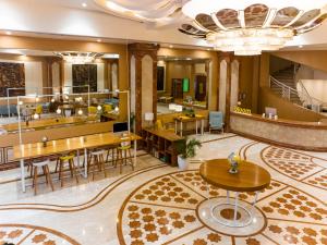 um átrio de um hotel com mesas e cadeiras em Bloom Hub Guindy em Chennai