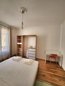 1 dormitorio con cama, escritorio y silla en Appartement JO proche Paris,CDG,Expo, Stade de France, en Aulnay-sous-Bois